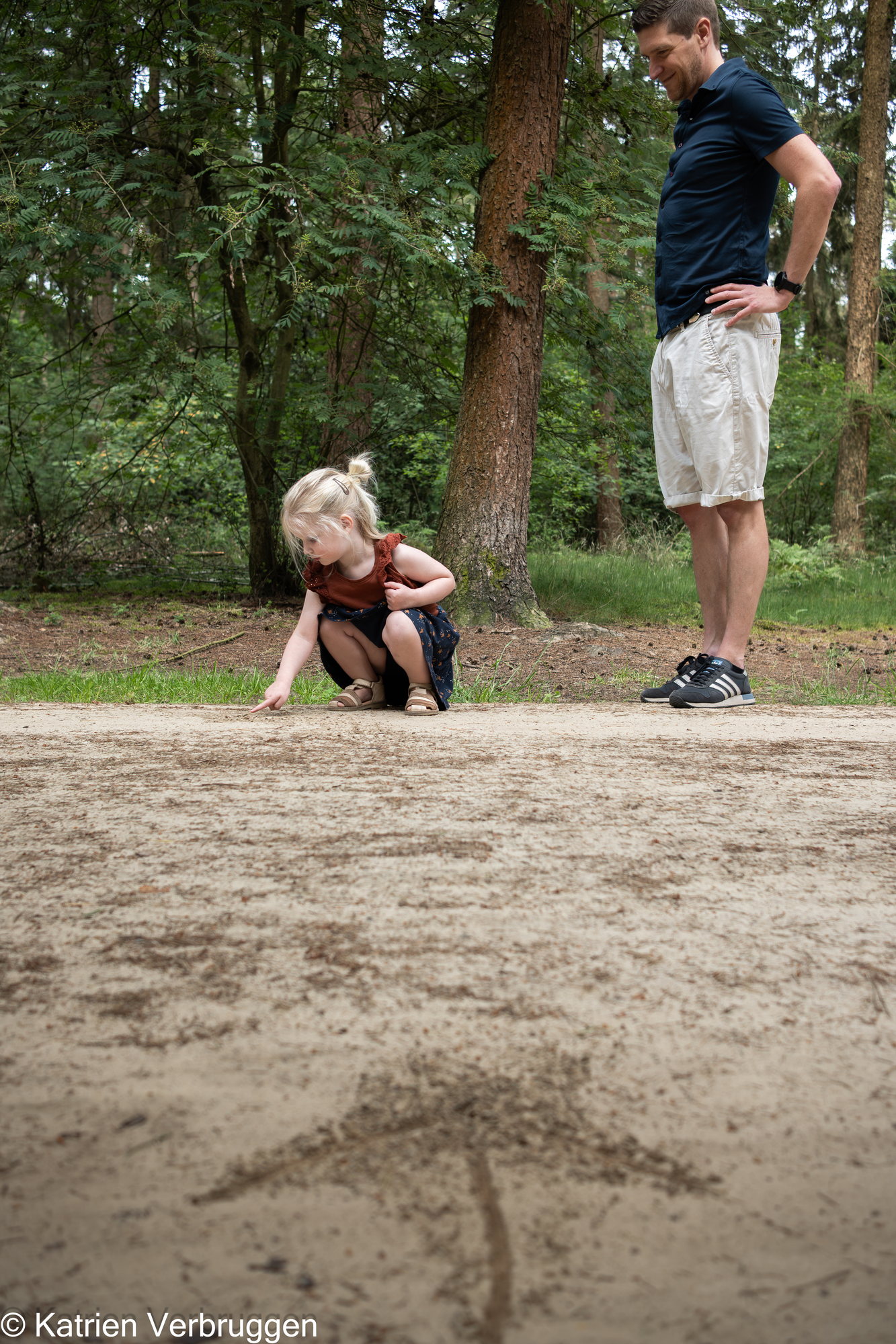 Spelen in het zand van het bospad