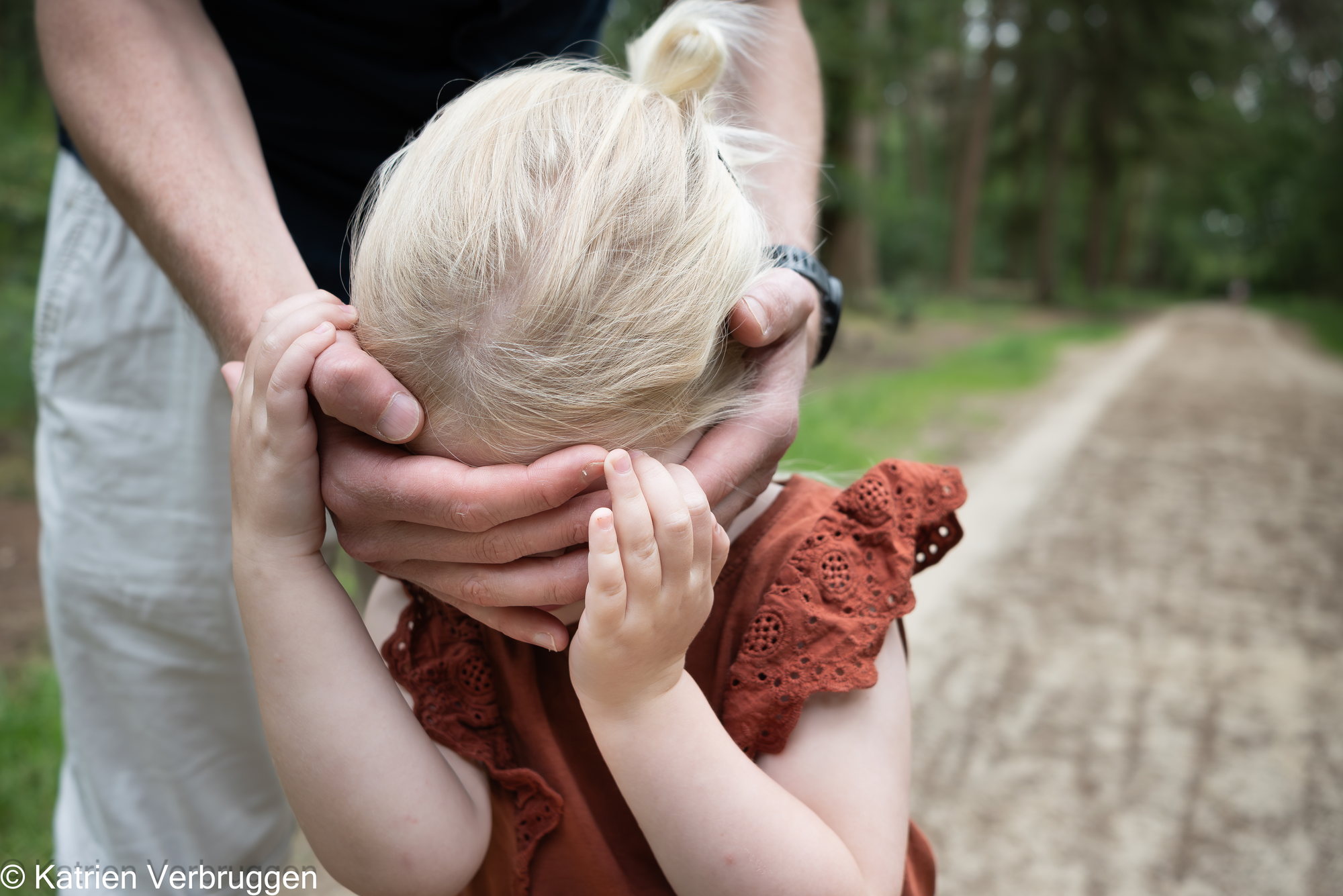 Kindje in de armen van papa