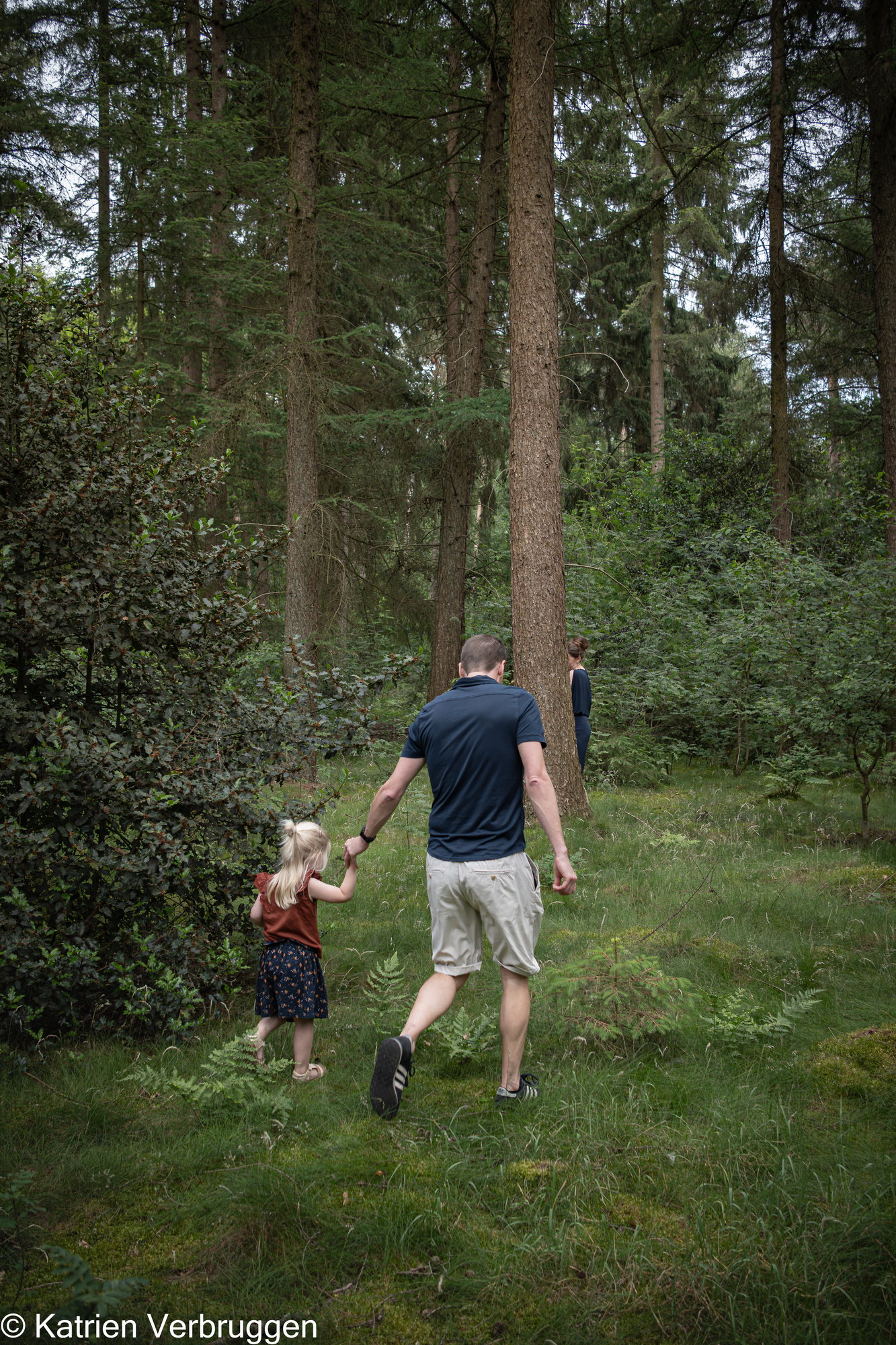 Papa en zoon lopen het bos in
