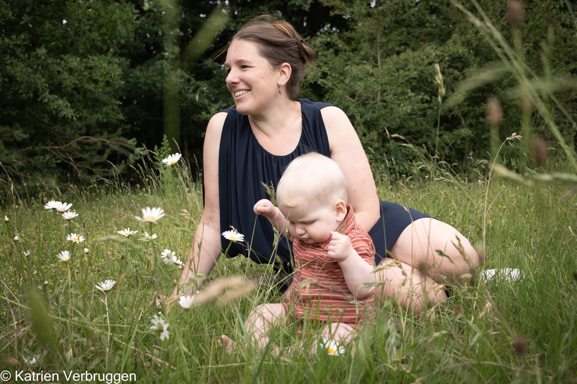 Mama en baby tussen de margrieten