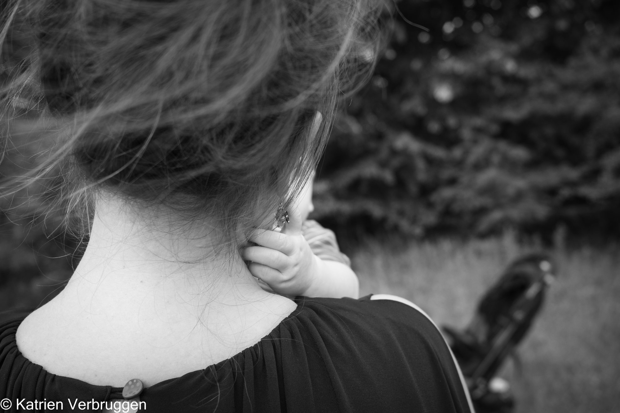 Zwart-wit: kind tegen de schouder van mama