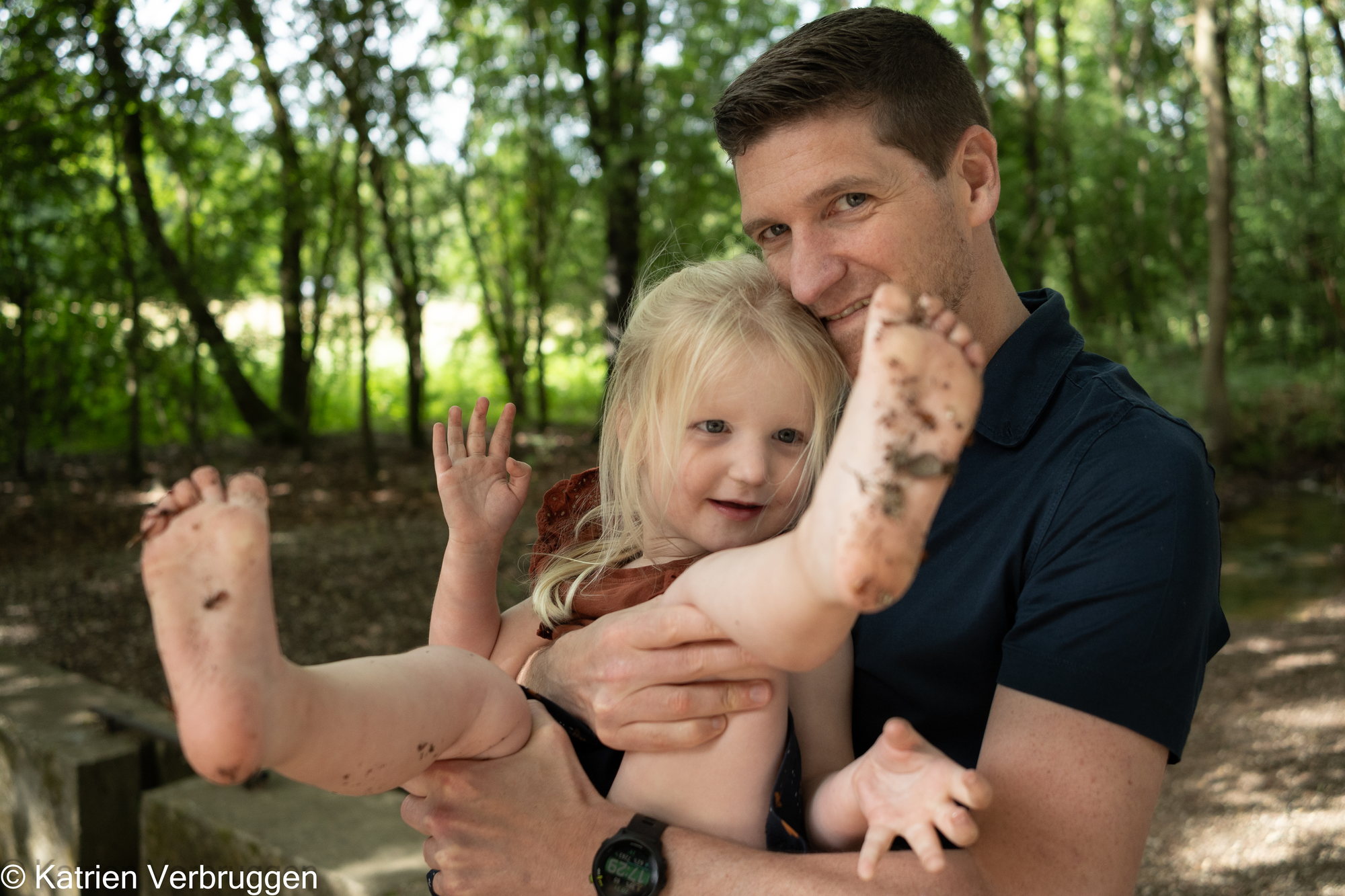 Vuile voetjes — papa tilt zijn dochter op