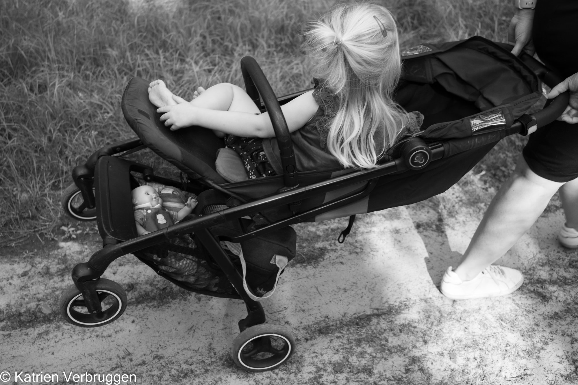 Zwart-wit: onderweg met de buggy