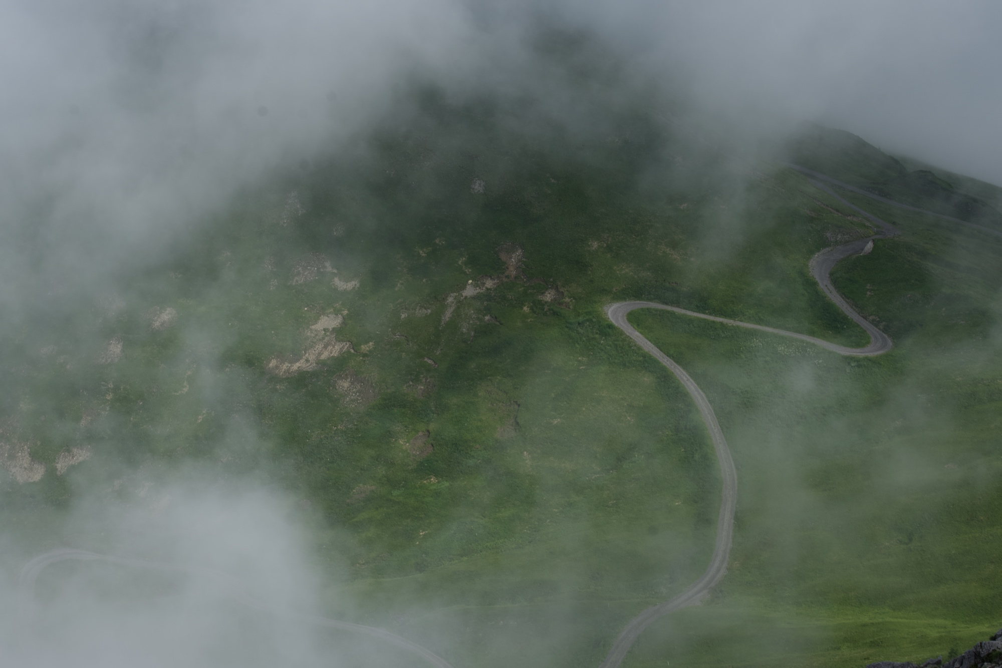 Bergweg die door de wolken verdwijnt
