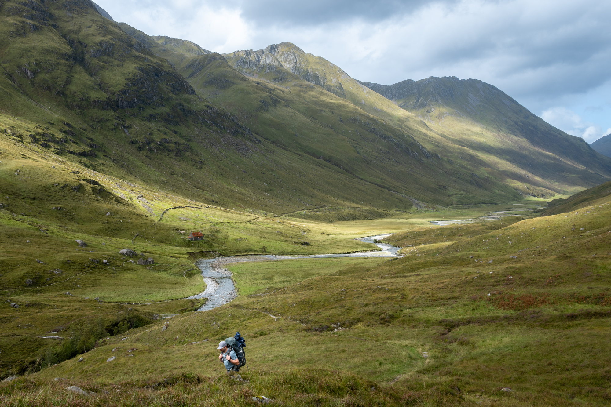 Rivier die zich door een groene vallei slingert