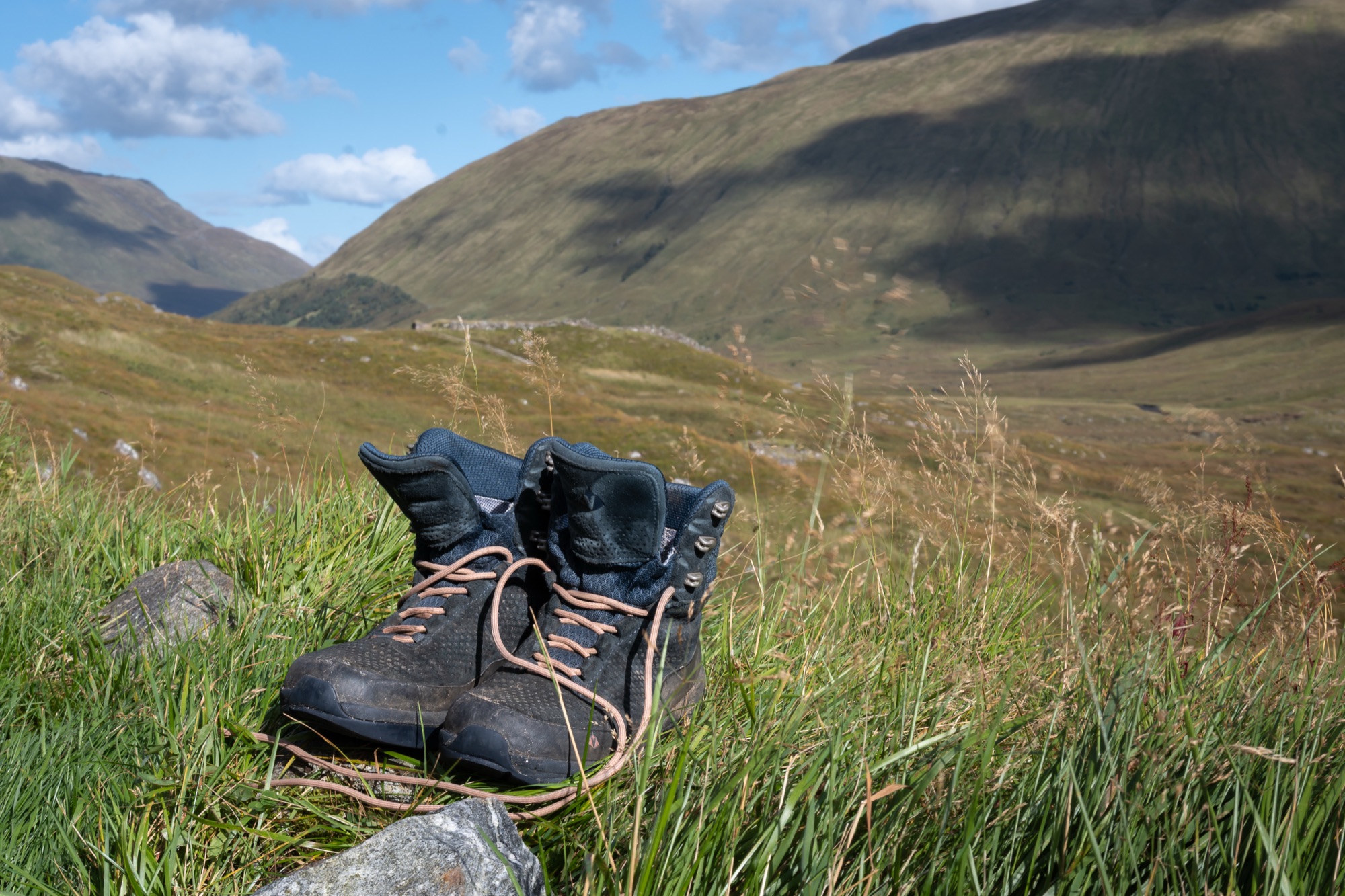 Wandelschoenen die drogen in het gras