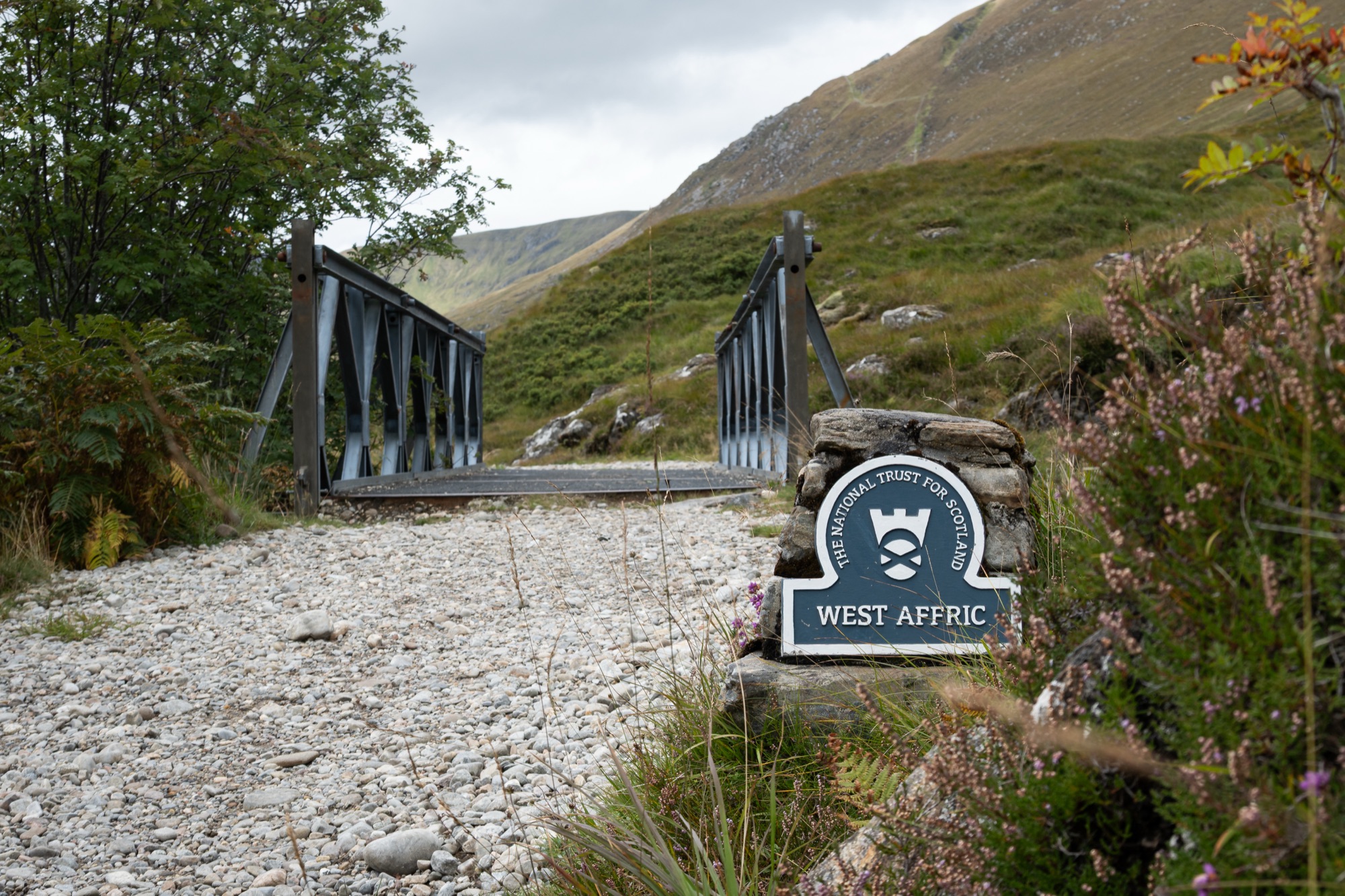 Brug en bordje van West Affric
