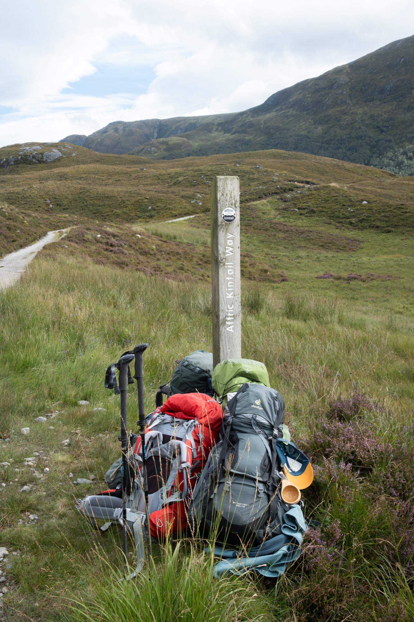 Rugzakken bij de wegwijzer van de Affric Kintail Way