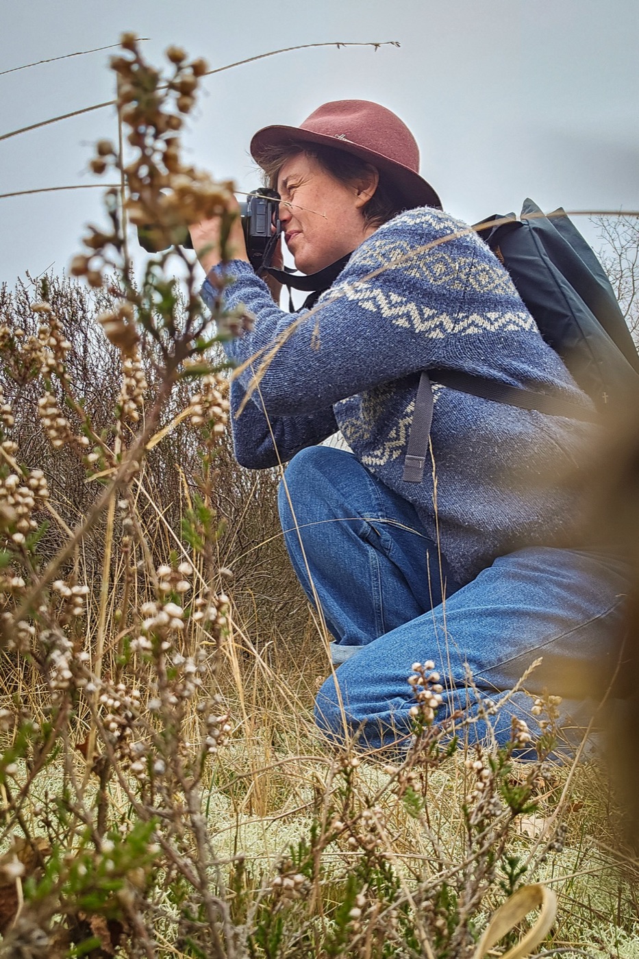 Katrien aan het fotograferen tussen de heide