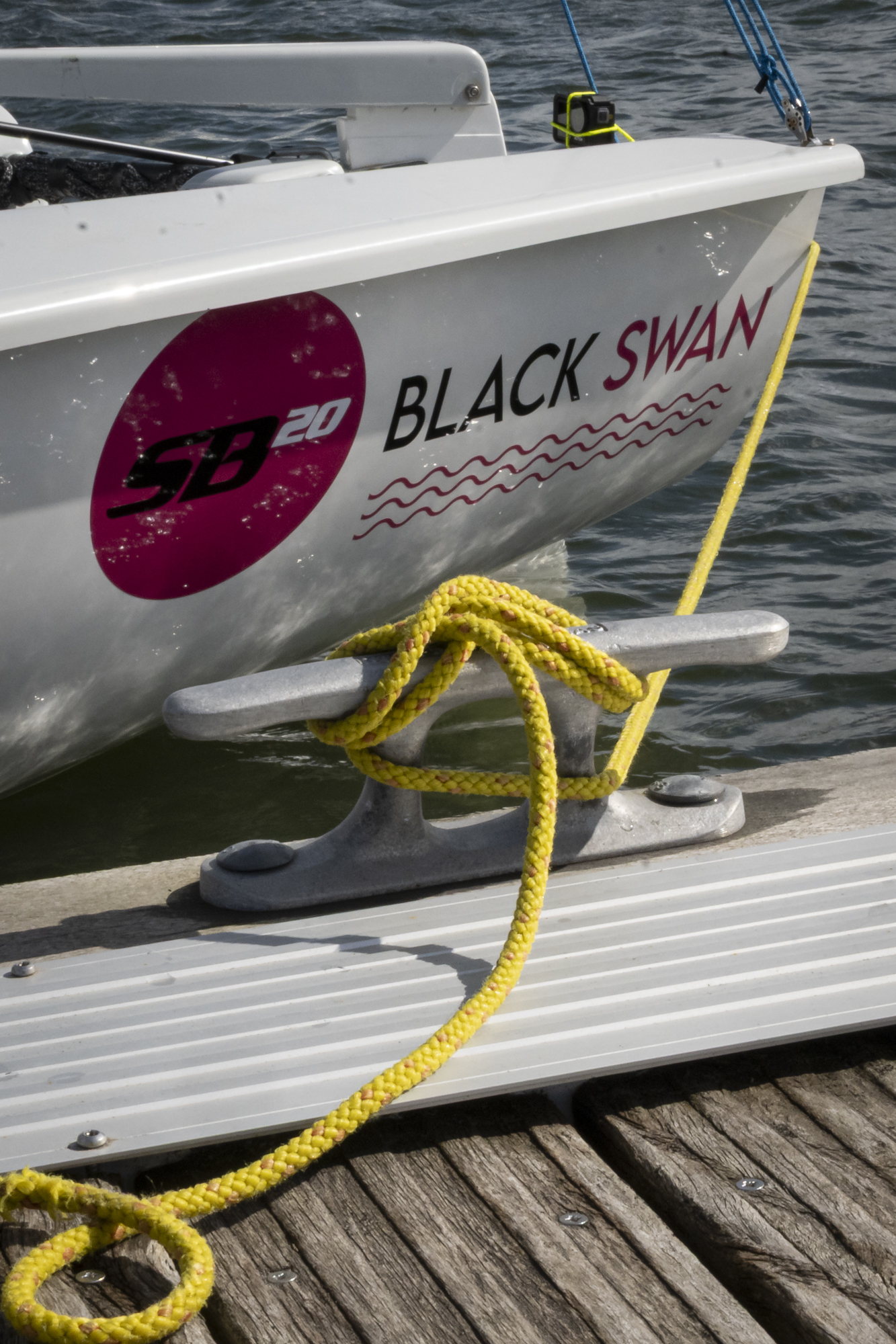 Gele lijn op het dek van de Black Swan