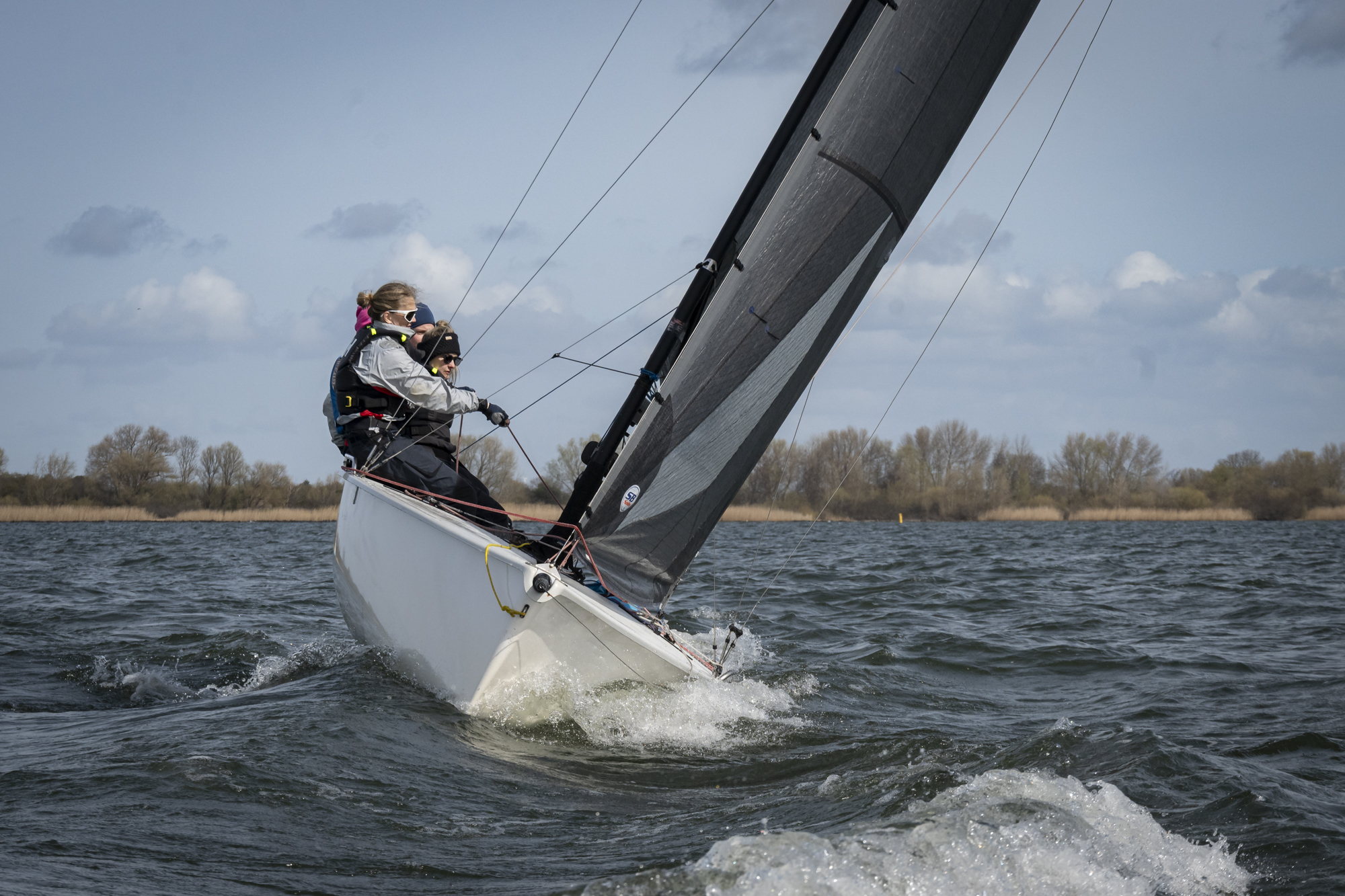 SB20 scheert met bolle zeilen over het water