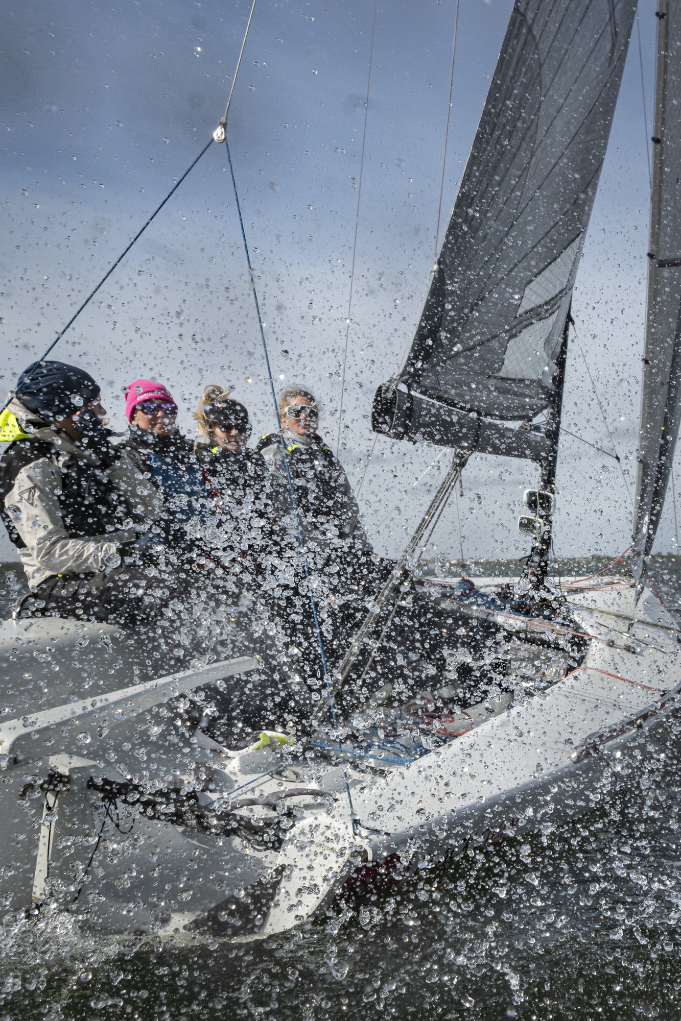 Bemanning door het opspattende water