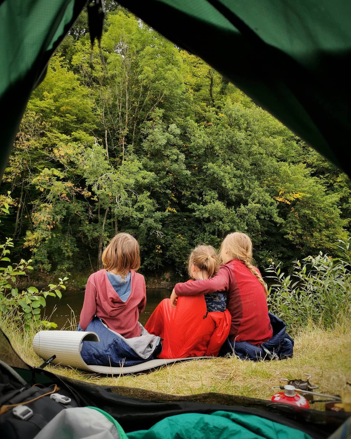 Kinderen kijken vanuit de tent naar buiten