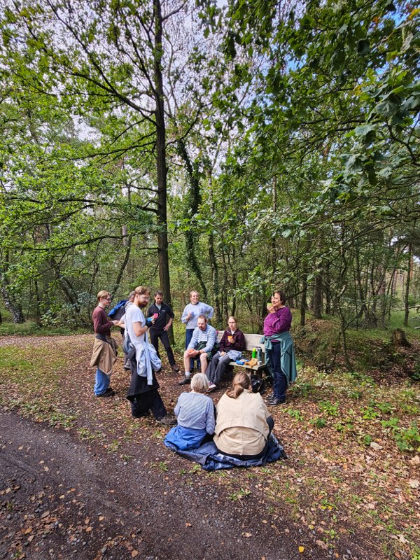 Samen pauzeren met een picknick in het bos